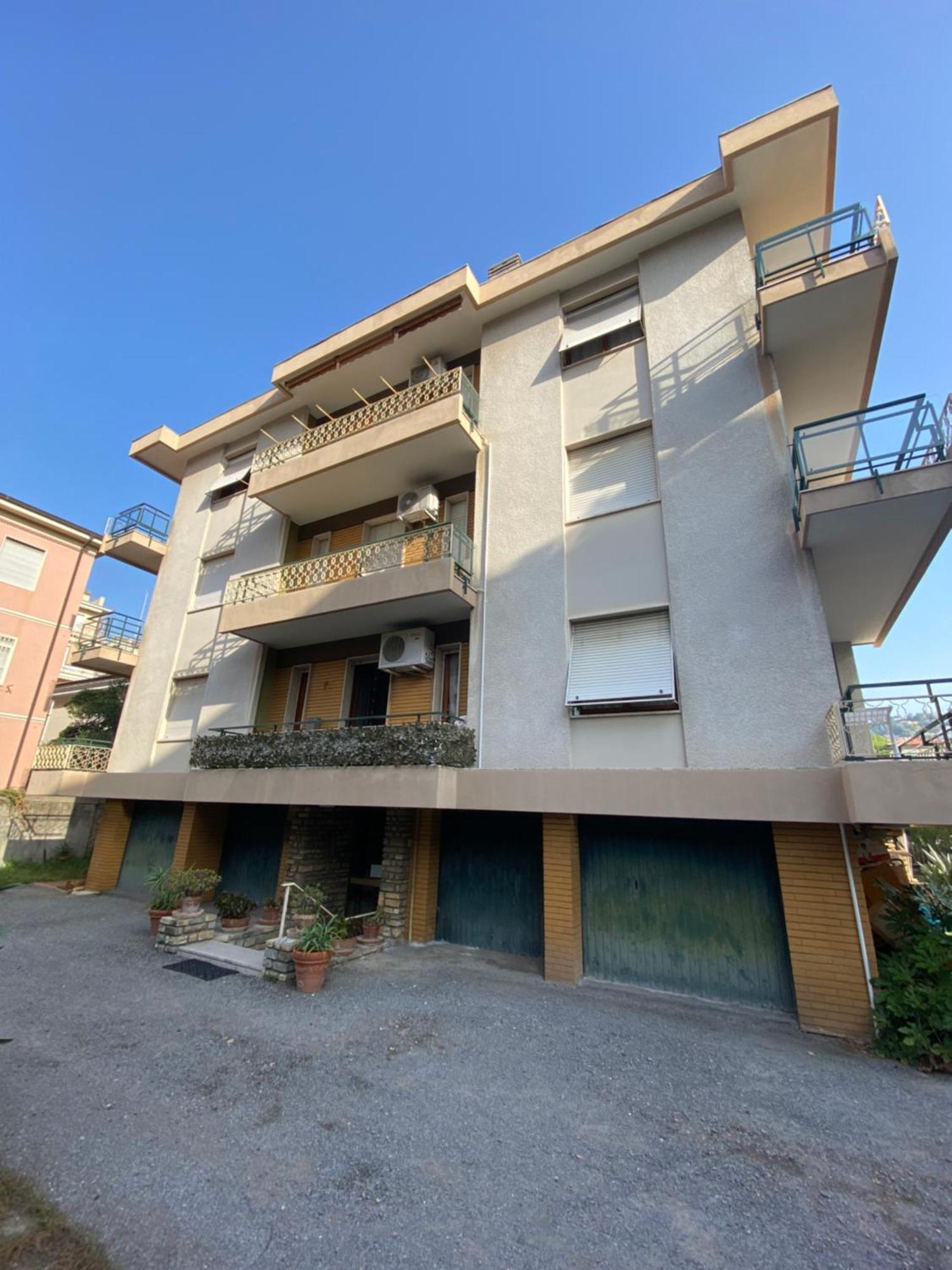 Casa Febo, In Centro Con Parcheggio Privato A 200 Mt Dal Mare Hotel Bordighera Exterior photo