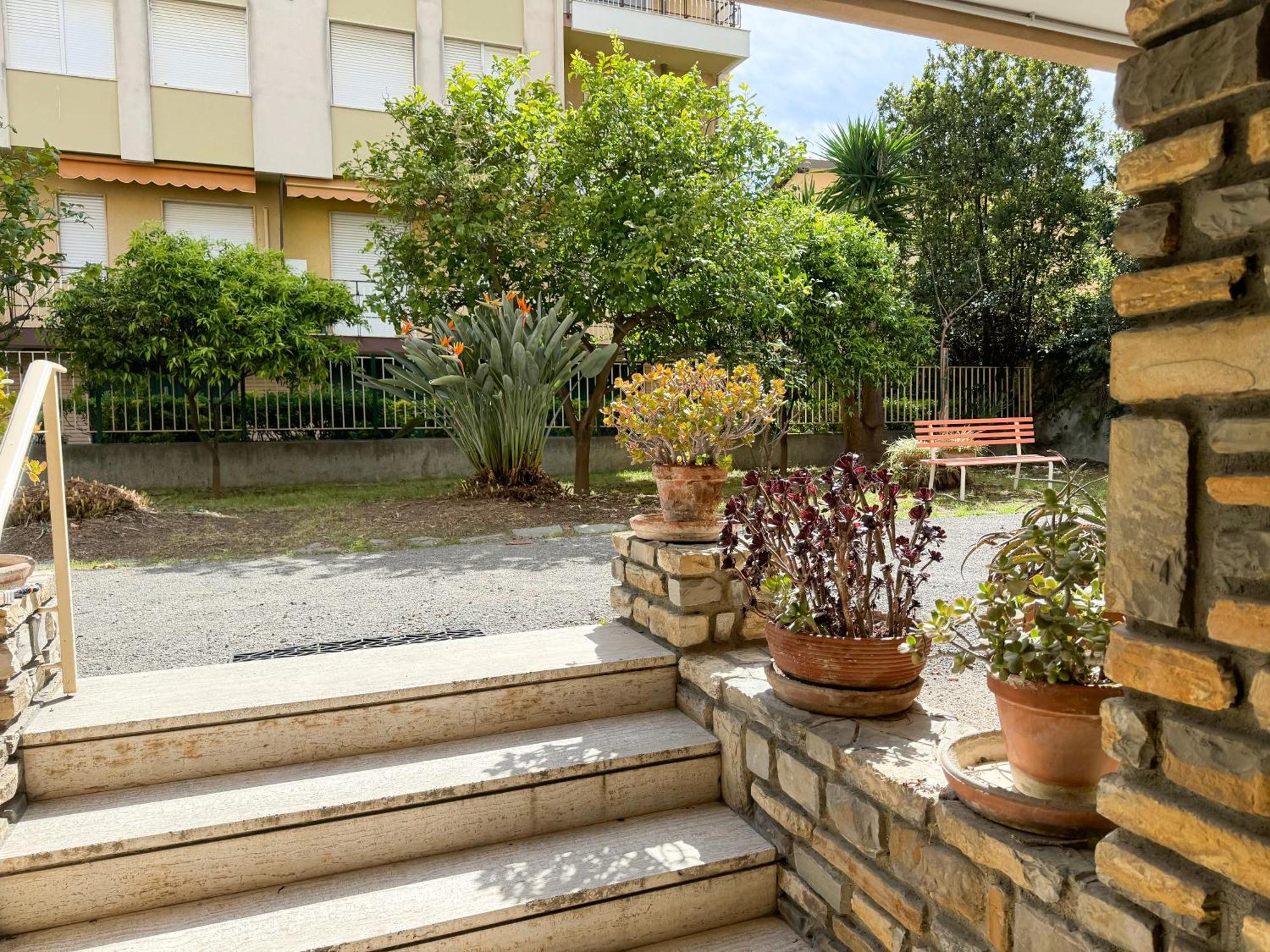 Casa Febo, In Centro Con Parcheggio Privato A 200 Mt Dal Mare Hotel Bordighera Exterior photo