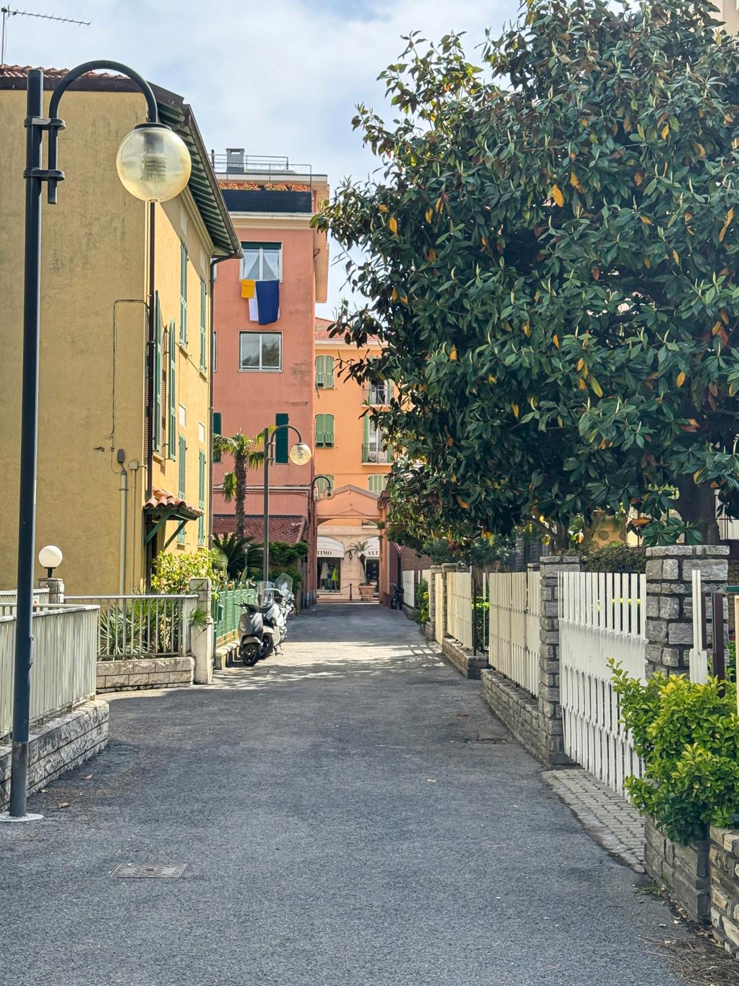 Casa Febo, In Centro Con Parcheggio Privato A 200 Mt Dal Mare Hotel Bordighera Exterior photo
