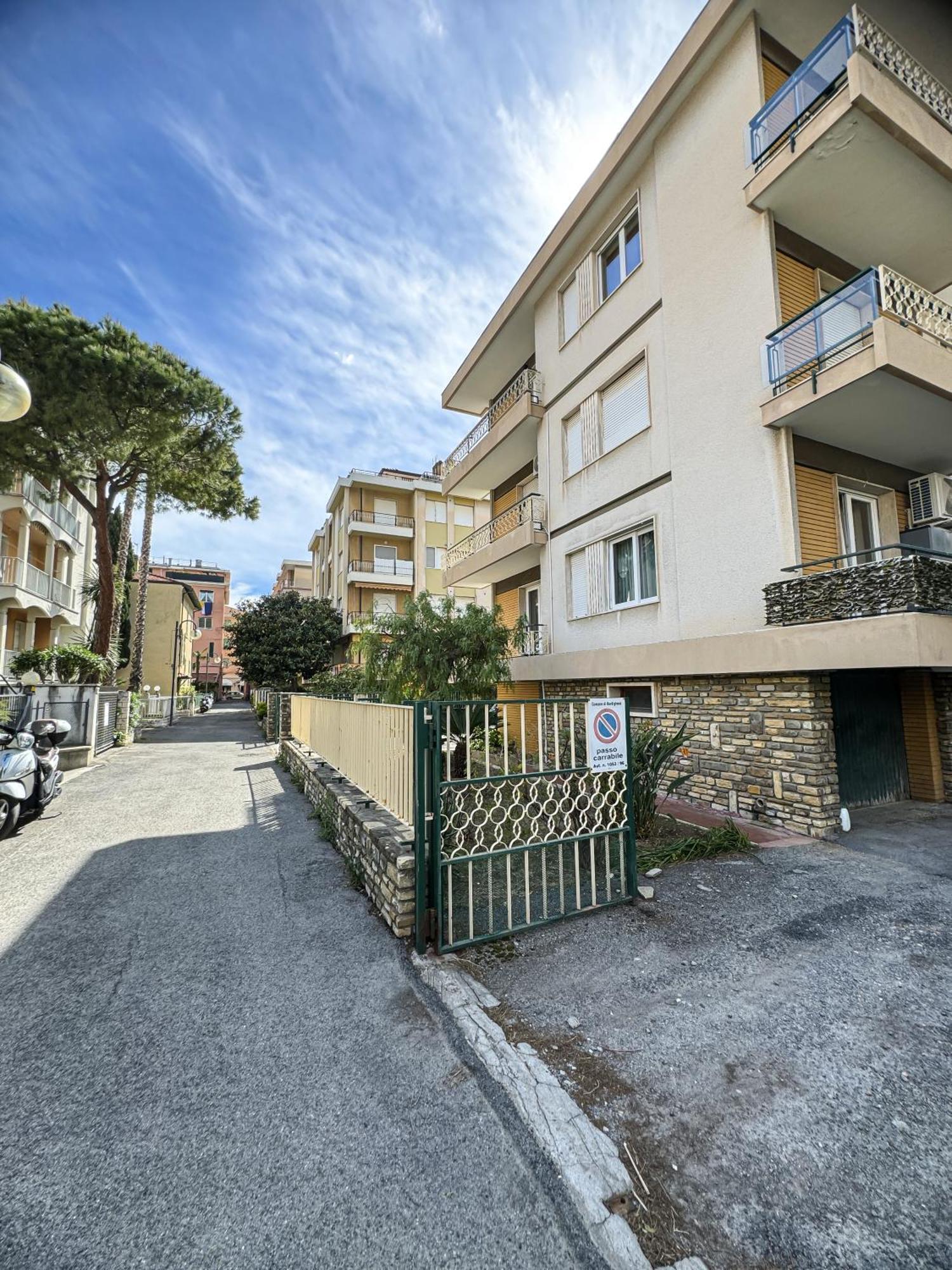 Casa Febo, In Centro Con Parcheggio Privato A 200 Mt Dal Mare Hotel Bordighera Exterior photo