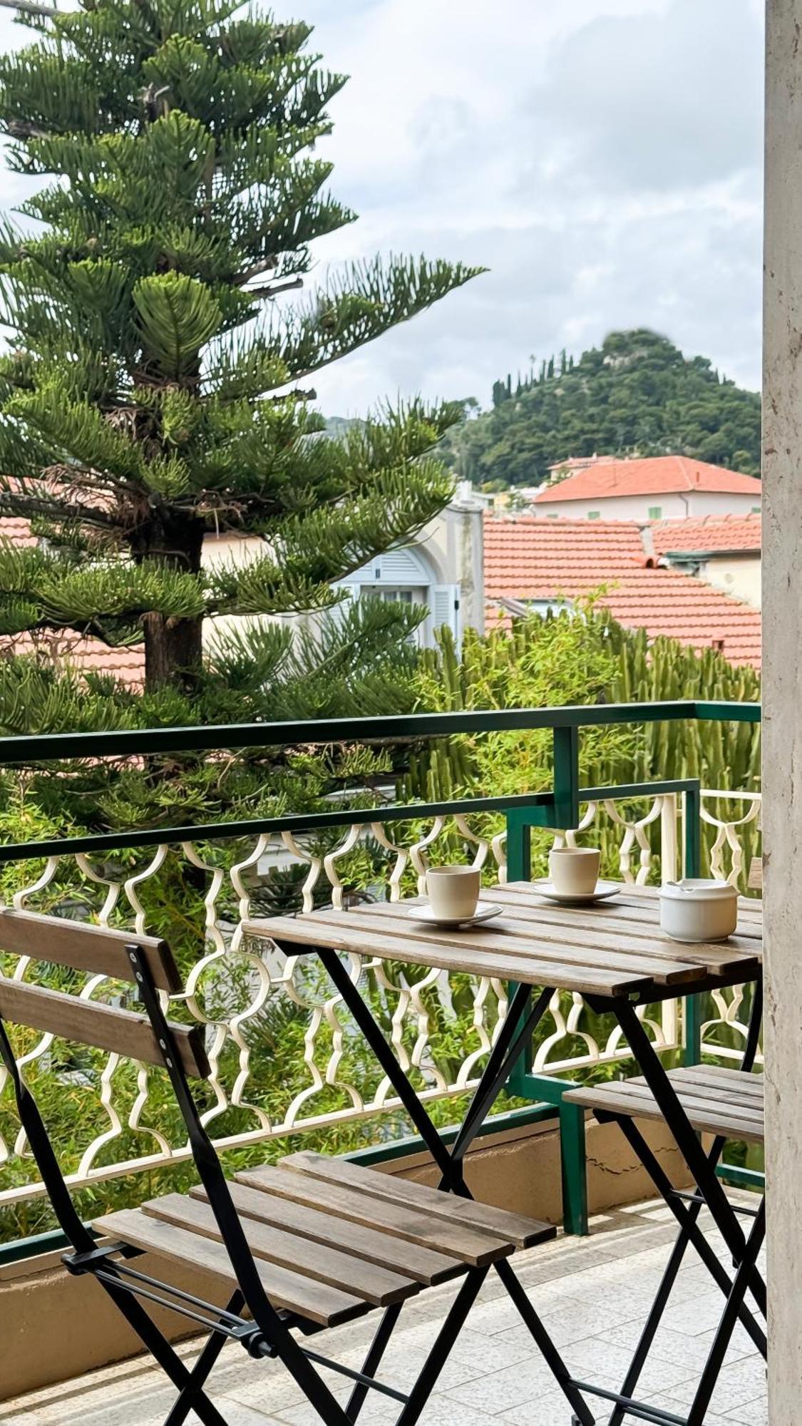 Casa Febo, In Centro Con Parcheggio Privato A 200 Mt Dal Mare Hotel Bordighera Exterior photo